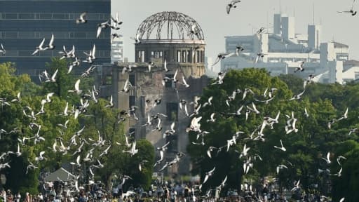 Envol de colombes le 6 août 2015 au mémorial de la paix à Hiroshima