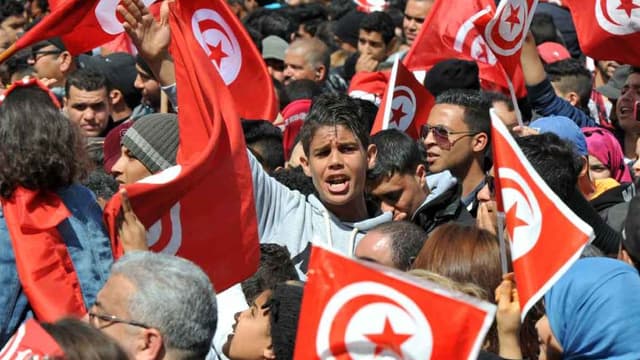 Le Premier ministre tunisien Habib Essid a affirmé vendredi à Paris que la situation était "maîtrisée" en Tunisie, où un couvre-feu a été décrété après plusieurs jours de contestation sociale - 22 janvier 2016