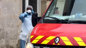 Une infirmière à proximité d'un camion de pompier, à Crépy-en-Valois, le 2 mars 2020.