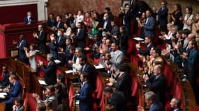 Le groupe LFI applaudit le discours de Mathilde Panot pour défendre la motion de censure le 11 juillet 2022