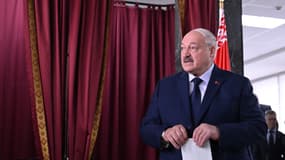 Le président biélorusse et candidat à la présidence Alexandre Loukachenko vote lors de l'élection présidentielle biélorusse dans un bureau de vote de la capitale Minsk, le 26 janvier 2025.