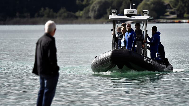 Des gendarmes sondent le lac d'Aiguebelette, le 11 septembre 2017.