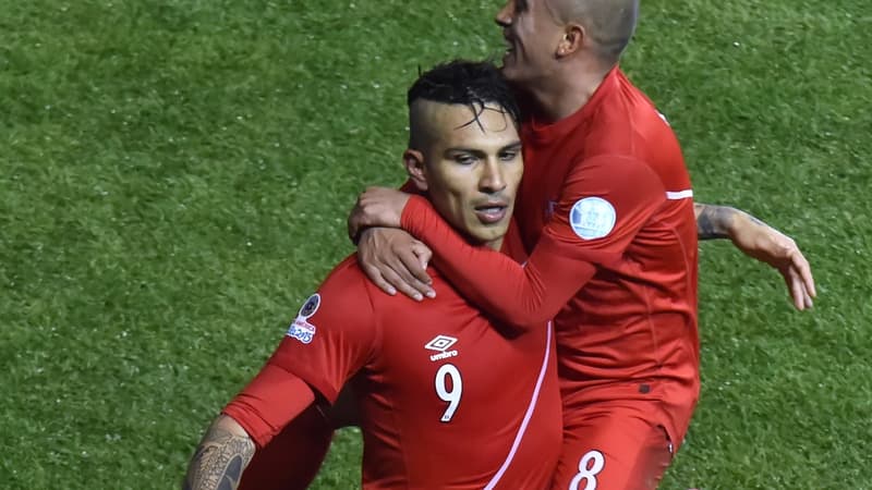Pérou-Bolivie : Paulo Guerrero félicité par Christian Cueva