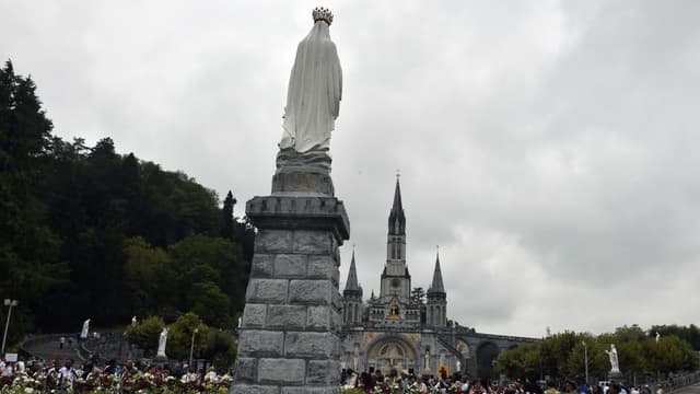 Des pèlerins catholiques à Lourdes le 15 août 2017.