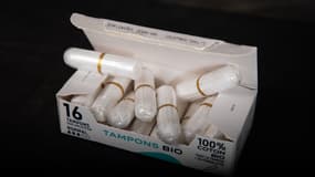 Cette photographie prise le 25 avril 2023, à Courseulles-sur-Mer, montre une boîte de tampons hygiéniques. (Illustration)