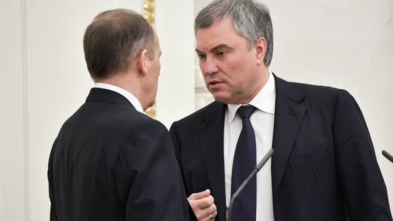 Le président de la Douma d'État russe Viatcheslav Volodine (à droite) s'entretient avec le directeur du Service fédéral de sécurité Alexandre Bortnikov (à gauche) avant la réunion du Conseil de sécurité à Moscou, le 7 mars 2019.