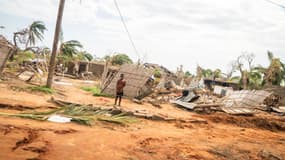 Un enfant à côté de maisons endommagées après que le cyclone Chido a touché terre dans le district de Mecufi, à Cabo Delgado, au Mozambique, le 15 décembre 2024. 