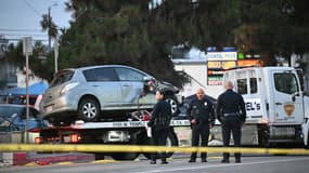 Un véhicule accidenté est transporté sur un camion après avoir foncé dans la foule à Hollywood ce 19 juillet 2025, blessant 30 personnes.