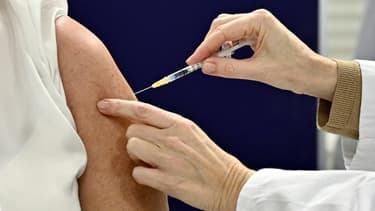 Une femme se fait vacciner contre le Covid-19 le 27 décembre 2020 à Vienne