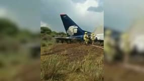 L'avion a pris feu après le choc.