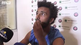Maxime Hamou mange des chips en pleine interview