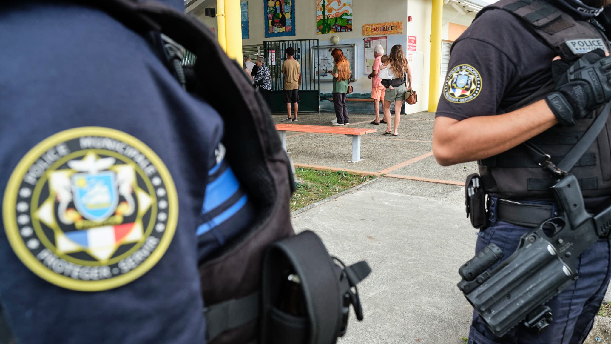 Des forces de l'ordre placés à proximité d'un bureau de vote à Nouméa Des forces de l'ordre placés à proximité d'un bureau de vote à Nouméa