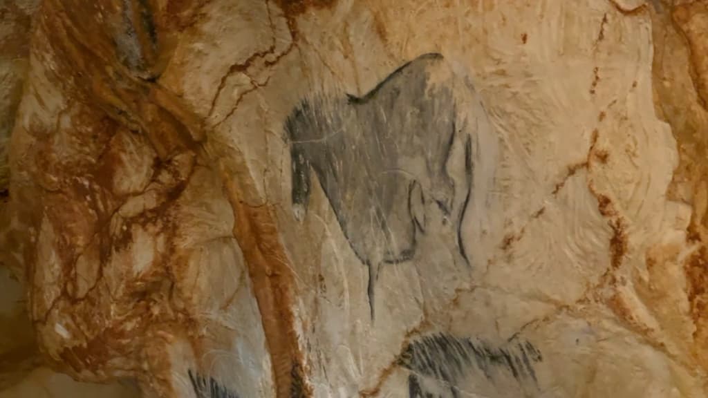 Photo de la reconstitution de la grotte Cosquer à Marseille. Photo de la reconstitution de la grotte Cosquer à Marseille.