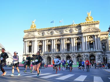 Le marathon de Paris 2022 devant l'Opéra Garnier