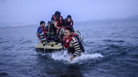 Des migrants tentent de rejoindre l'île de Kos après que leur bateau ait échoué le 16 août 2015