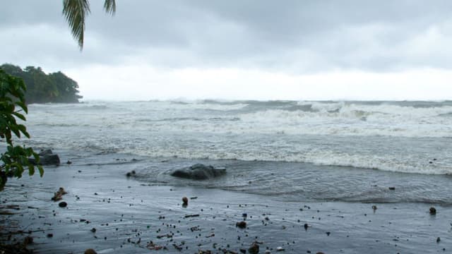 L'océan agité à Basse-Terre, en Guadeloupe, quelques heures avant l'arrivée de l'ouragan Maria, le 18 septembre 2017.