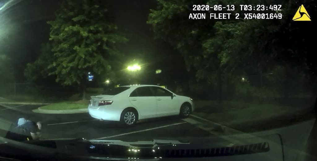 Vue de la voiture de l'un des deux officiers de police. Vue de la voiture de l'un des deux officiers de police.