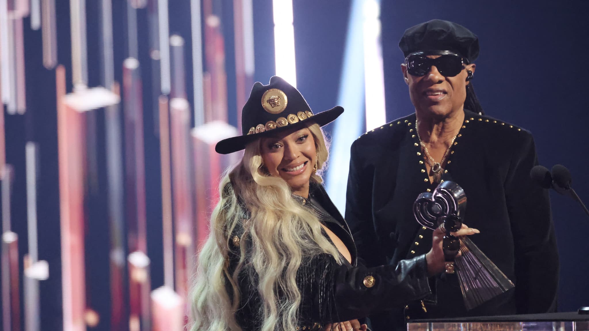 Beyoncé et Stevie Wonder le 1er avril 2014 lors des iHeartRadio Music Awards Beyoncé et Stevie Wonder le 1er avril 2014 lors des iHeartRadio Music Awards