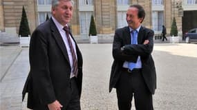 Le président du groupe de distribution Leclerc, Michel-Edouard Leclerc (à droite) et le président de la FNSEA, principal syndicat agricole, Jean-Michel Lemétayer, dans la cour de l'Elysée. Les distributeurs ont accepté de limiter le prix de vente des frui