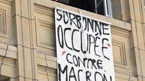 Des étudiants de la Sorbonne protestent contre le duel Macron-Le Pen au 2e tour de la présidentielle à Paris le 14 avril 2022