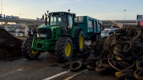 Des tracteurs bloquant l'entrée du supermarché Leclerc au Mans (Sarthe), le 26 janvier 2024.