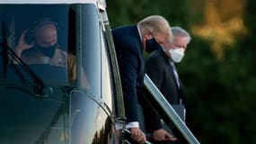 Le chef de cabinet de la Maison Blanche Mark Meadows (d) surveille le président Trump qui descend de l'hélicoptère pour arriver à l'hôpital militaire Walter Reed à Bethesda (Maryland), le 2 octobre 2020
