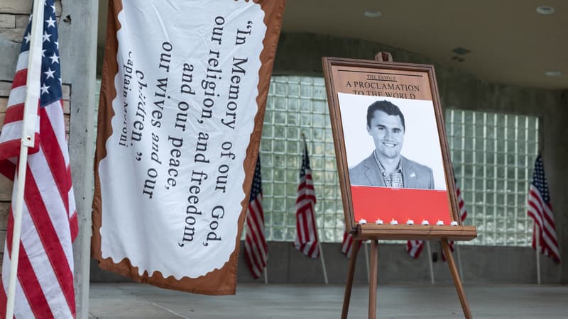 Un portrait et des bougies en mémoire à l'influenceur et jeune activiste Charlie Kirk au parc d'Orem dans l'état de Utah (États-Unis), quelques heures après sa mort le 10 septembre 2025.