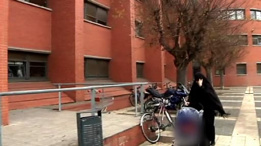 Souad Merah à Toulouse, avec l'un de ses enfants bébés.