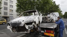 Carcasses de voitures incendiées au lendemain d'échauffourées à Amiens. Le ministre de la Ville, François Lamy, présentera mercredi en Conseil des ministres les grandes lignes d'une refonte de la politique de la Ville qui vise à concentrer les aides et à