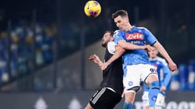 Miralem Pjanic et Arkadiusz Milik lors d'un match Naples-Juventus, le 26 janvier 2020