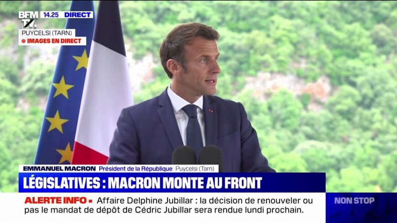 Emmanuel Macron rend hommage aux gendarmes, lors de son déplacement dans le Tarn
