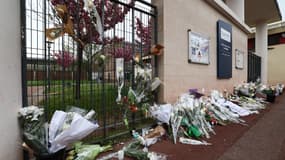 Des fleurs déposées devant le collège des Sablons à Viry-Châtillon, après la mort d'un adolescent, le 7 avril 2024 en Essonne.