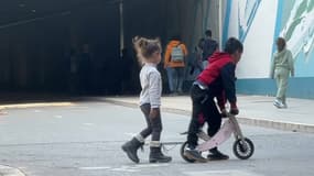 Des enfants jouent dans la rue à Lyon