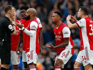 Les joueurs d'Arsenal contestent une décision arbitrale lors du choc contre Manchester City