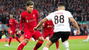Roberto Firmino face à Gonçalo Ramos lors de Liverpool-Benfica, à Anfield le 13 avril 2022