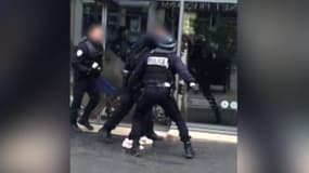 Capture d'écran de la vidéo montrant le CRS frapper le lycéen, le 24 mars 2016