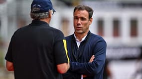 Bruno Cheyrou échange avec Laurent Blanc en marge du match amical entre Molenbeek et l'OL, le 23 juillet 2023