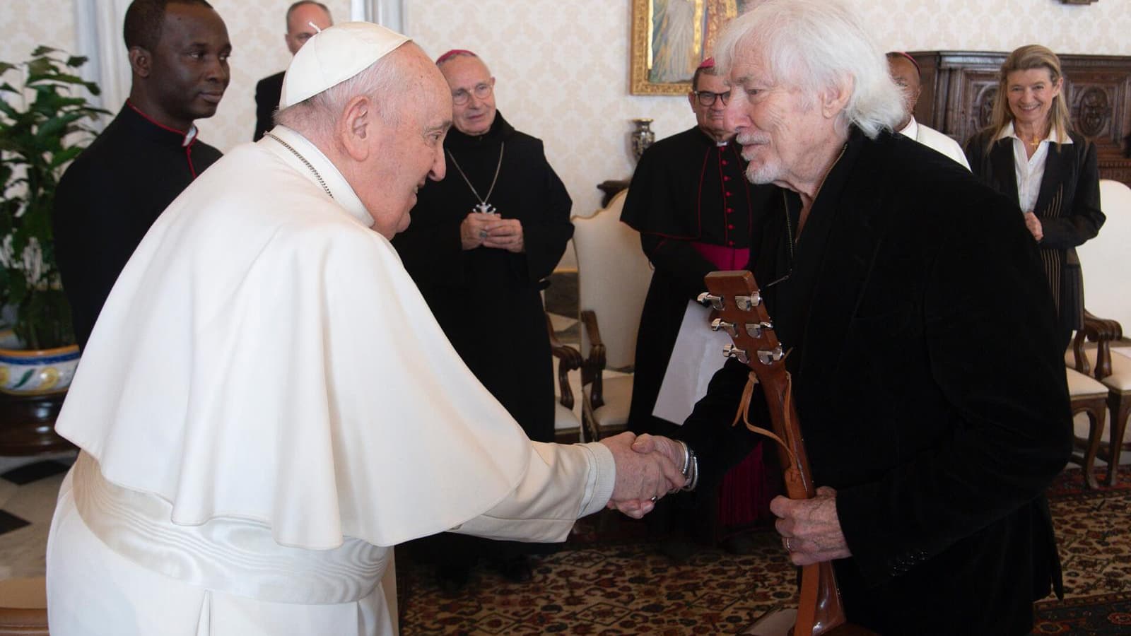 Le chanteur en train de serrer la main du souvertain pontife en février 2024. Le chanteur en train de serrer la main du souvertain pontife en février 2024.