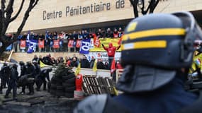 Devant une prison de Marseille, au matin du 24 janvier.