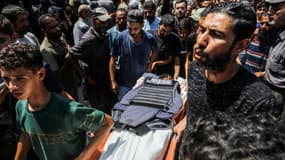 Des Gazaouis transportent la dépouille du journaliste d'Al Jazeera Hossam al-Masri, le 25 août 2025 à Khan Younis dans la bande de Gaza