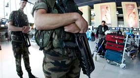 Militaires en patrouille à l'aéroport de Nice. La France pourrait être la cible de représailles après la mort d'Oussama ben Laden, estime le ministre de l'Intérieur, Claude Guéant. /Photo prise le 4 mai 2011/REUTERS/Eric Gaillard