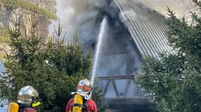 Un feu s'est déclaré dans un chalet à Jausiers (Alpes-de Haute-Provence), dans la matinée de ce lundi 24 mars 2025