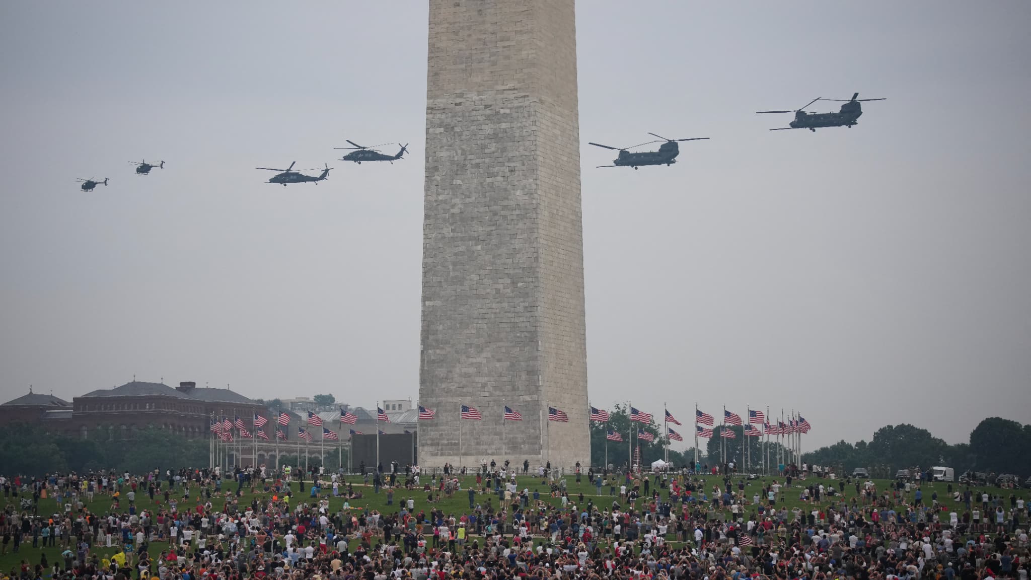 Los helicópteros militares vuelan a lo largo del centro comercial nacional durante'Un desfile militar el 14 de junio de 2025 en Washington, DC. Military helicopters fly throughout the National Shopping Center during the military parade on June 14, 2025 in Washington, DC.