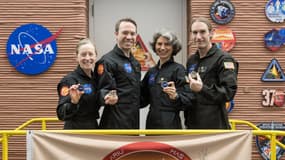 Kelly Haston (gauche), la commandante de la mission de simulation d'un an de vie sur mars accompagnée de ses coéquipiers, le 6 juillet 2024 après la fin de la mission, dans un centre de la Nasa à Houston, au Texas.