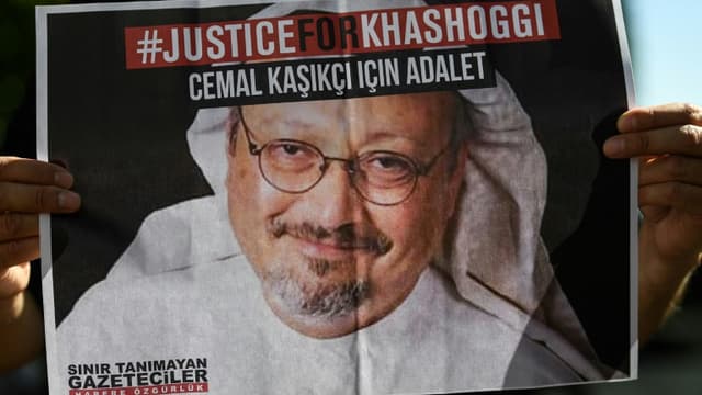 Des amis du journaliste saoudien Jamal Khashoggi brandissent des affiches à son effigie devant le consulat d'Arabie saoudite à Istanbul où il a été tué, lors du deuxième anniversaire de son meurtre en octobre 2020