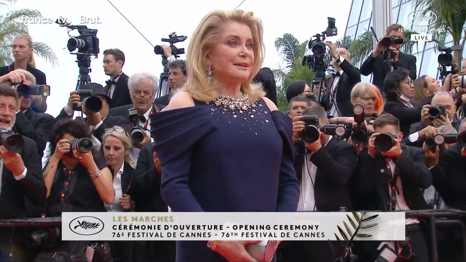 Catherine Deneuve sur le tapis rouge de Cannes le 16 mai 2023