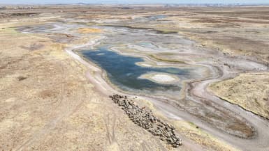 Vue aérienne du réservoir du barrage de Devegecidi, construit il y a 53 ans sur le ruisseau Devegecidi, qui s'assèche en raison de précipitations insuffisantes, de températures élevées et d'une évaporation intense, à Diyarbakir, en Turquie, le 16 septembre 2025. 