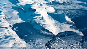 Une vue aérienne prise le 4 octobre 2023 montre un glacier et de la glace flottante dans le nord du Groenland.