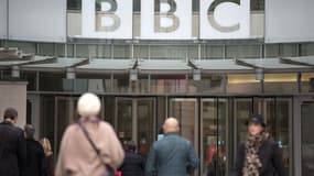 La police antiterroriste britannique a arrêté vendredi soir au siège de la BBC un homme qui a affirmé pendant un entretien télévisé que les services de renseignement avaient tenté de recruter comme informateur un des deux meurtriers présumés d'un soldat à