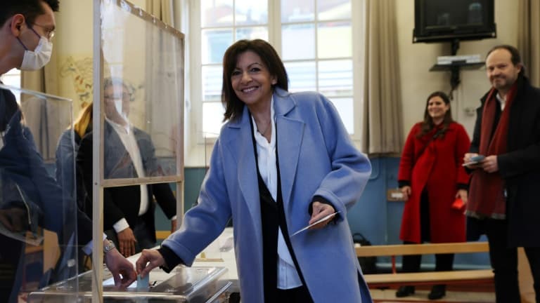 La candidate PS Anne Hidalgo dépose son bulletin dans l'urne dans un bureau de vote à Paris, le 10 avril 2022